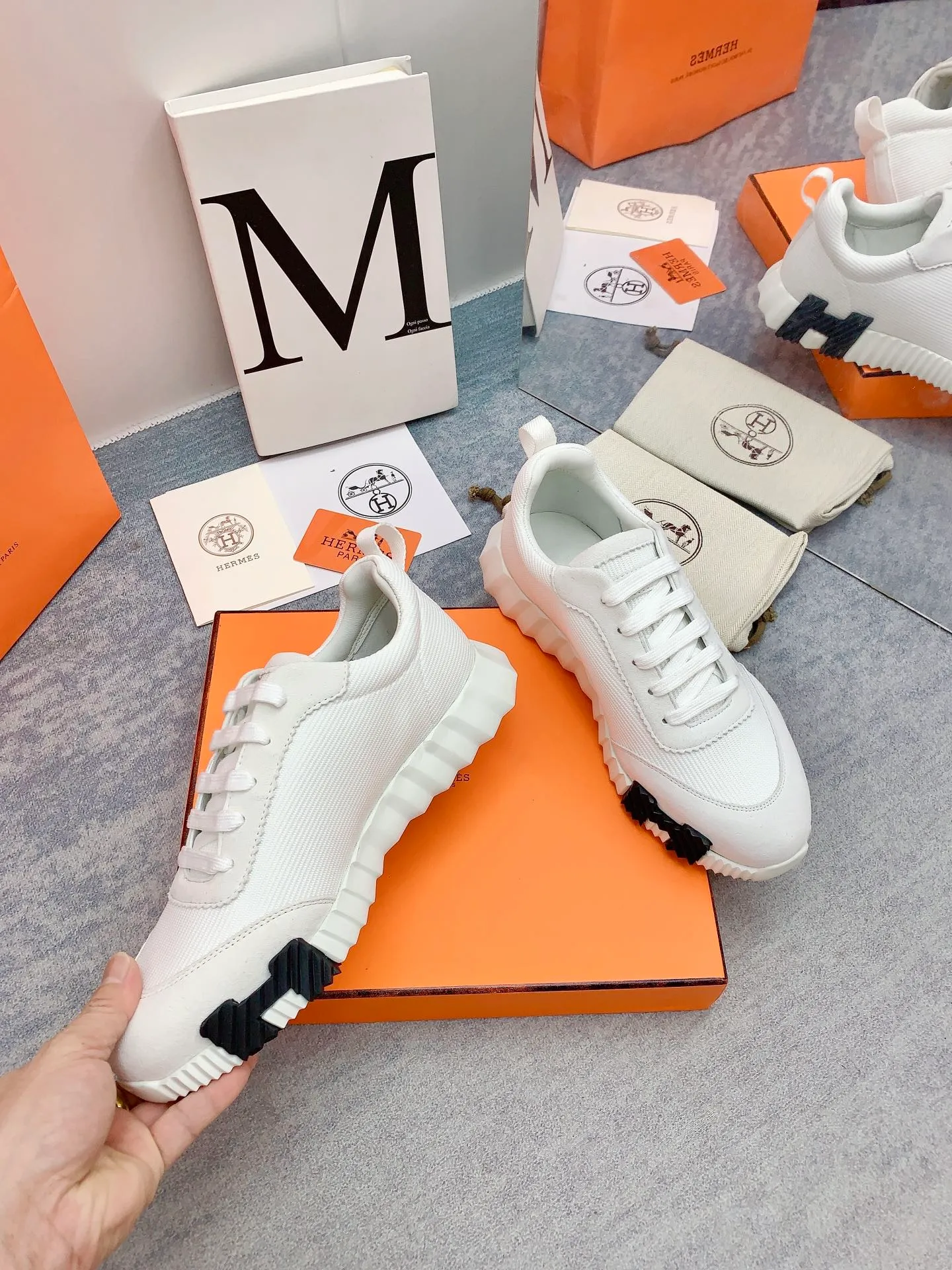 👟👟Ex-factory price 640👟👟 [Hermes] New Bouncing Couple 👫Sneakers. The most comfortable shoes from Hermès, no one else⃣️. They are very light on the feet and very beautiful. You will not feel tired when you go shopping and running around. 👍 The overall suede leather feels very good, very beautiful and very versatile. It is very light, comfortable and extremely light, suitable for both sports and leisure. It feels great to step on! 30+ men's and women's color combinations. You can choose, there will always be what you want~ ✅Fabric: Imported high mercerized sheep + original rain velvet ✅Inner: Imported silk sheepskin for lining insole ✅Outsole: Seamless combination of IP+TPU (multi-color letters) German technology irradiation machine ✅Code number: 35-41 for women and 38-46 for men (41 for women, 45.46 for men, customized and non-returnable)